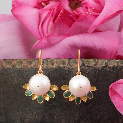 22K EMERALD AND PEARL FLOWER EARRING