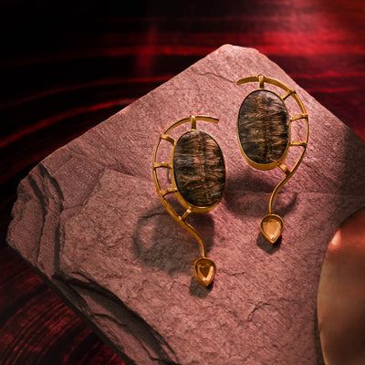 An unusual combination of 18 k gold with moss agate, this earring is a natural conversation starter