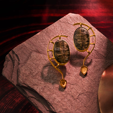 An unusual combination of 18 k gold with moss agate, this earring is a natural conversation starter