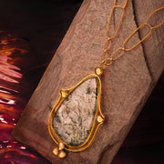 Natural moss agate in a cool avatar as a necklace which you can just dawn on daily!