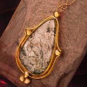 Natural moss agate in a cool avatar as a necklace which you can just dawn on dail